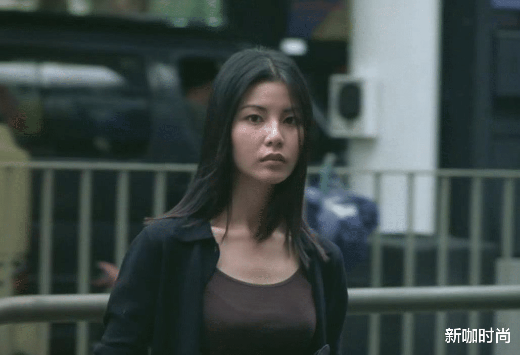 新咖时尚|蒙嘉慧化身“冷艳女警花”，中分披肩发配制服，美到让人束手就擒