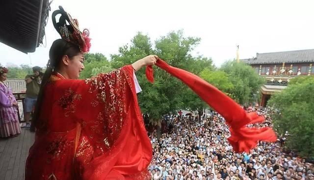 民间故事 民间故事：一女嫁九男，其子将女人埋在九男中间，半夜传来打斗声