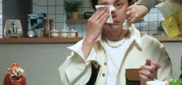 尹正|尹正吃肉吃哭了??减肥后首次吃猪肉感动得热泪盈眶