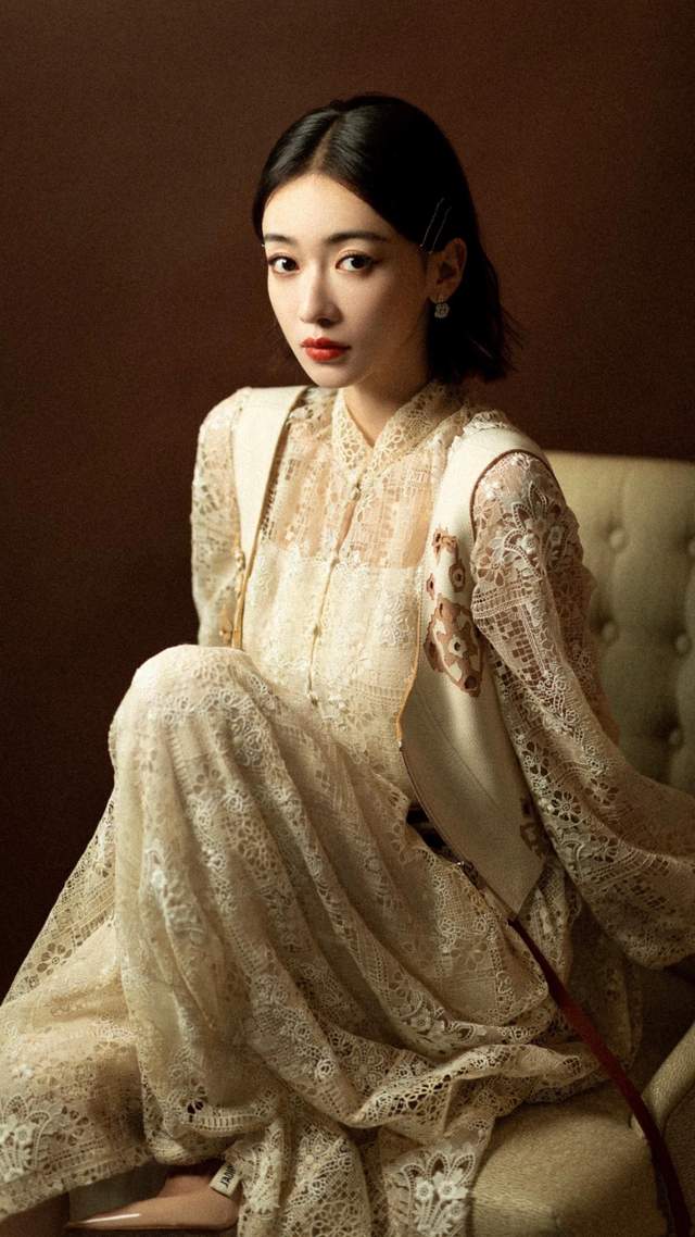 吴谨言|刚出道就搭档章子怡，28岁一炮而红，9年不吃晚饭，今瘦成皮包骨