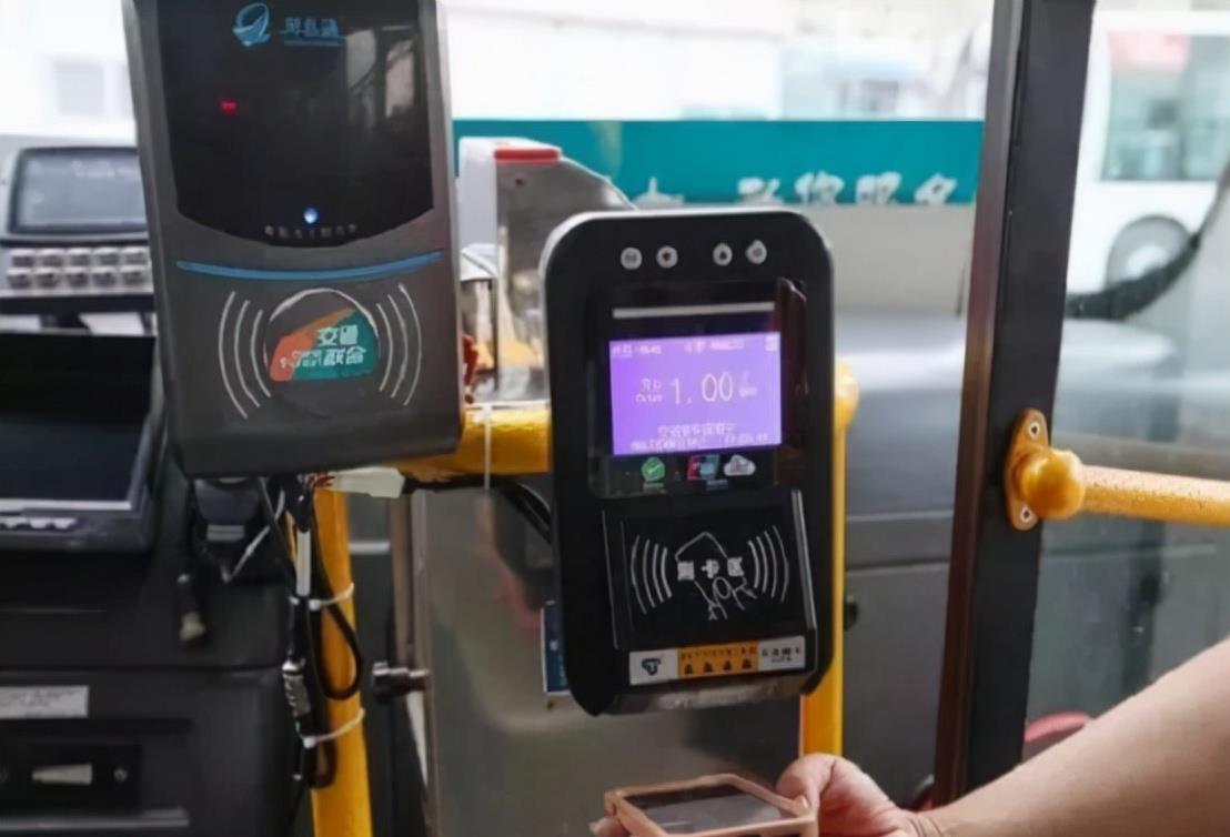 育妈计|老人不会扫码被银行驱逐?社会性死亡正逼近2.5亿中国老人