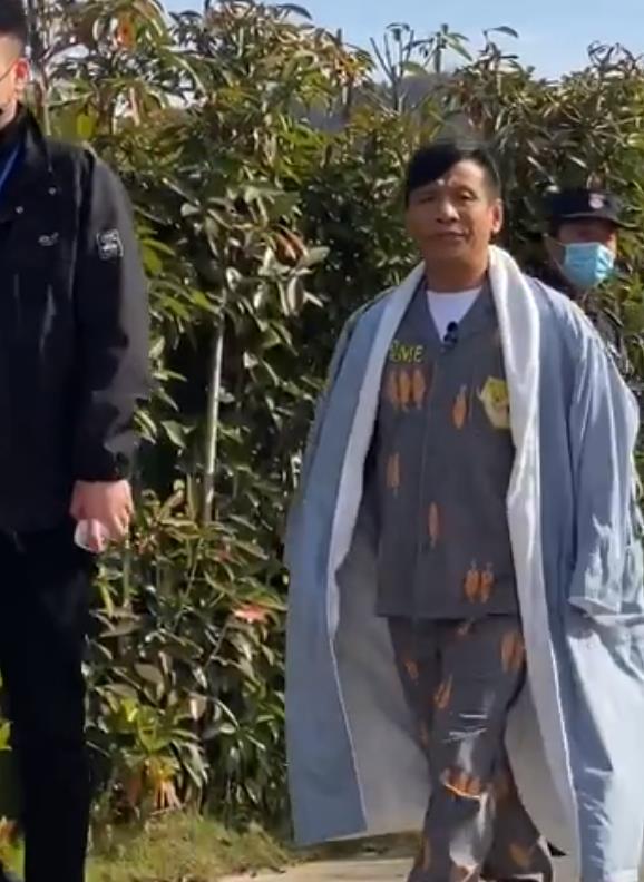 陈小纭|宋小宝综艺路透，睡衣配浴袍气场超强，不看脸还以为是许文强！