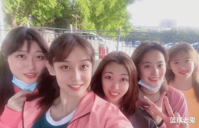 北京女排|北京女排21歲小將因高顏值爆紅，濃妝艷抹上場比賽，被批不敬業(yè)