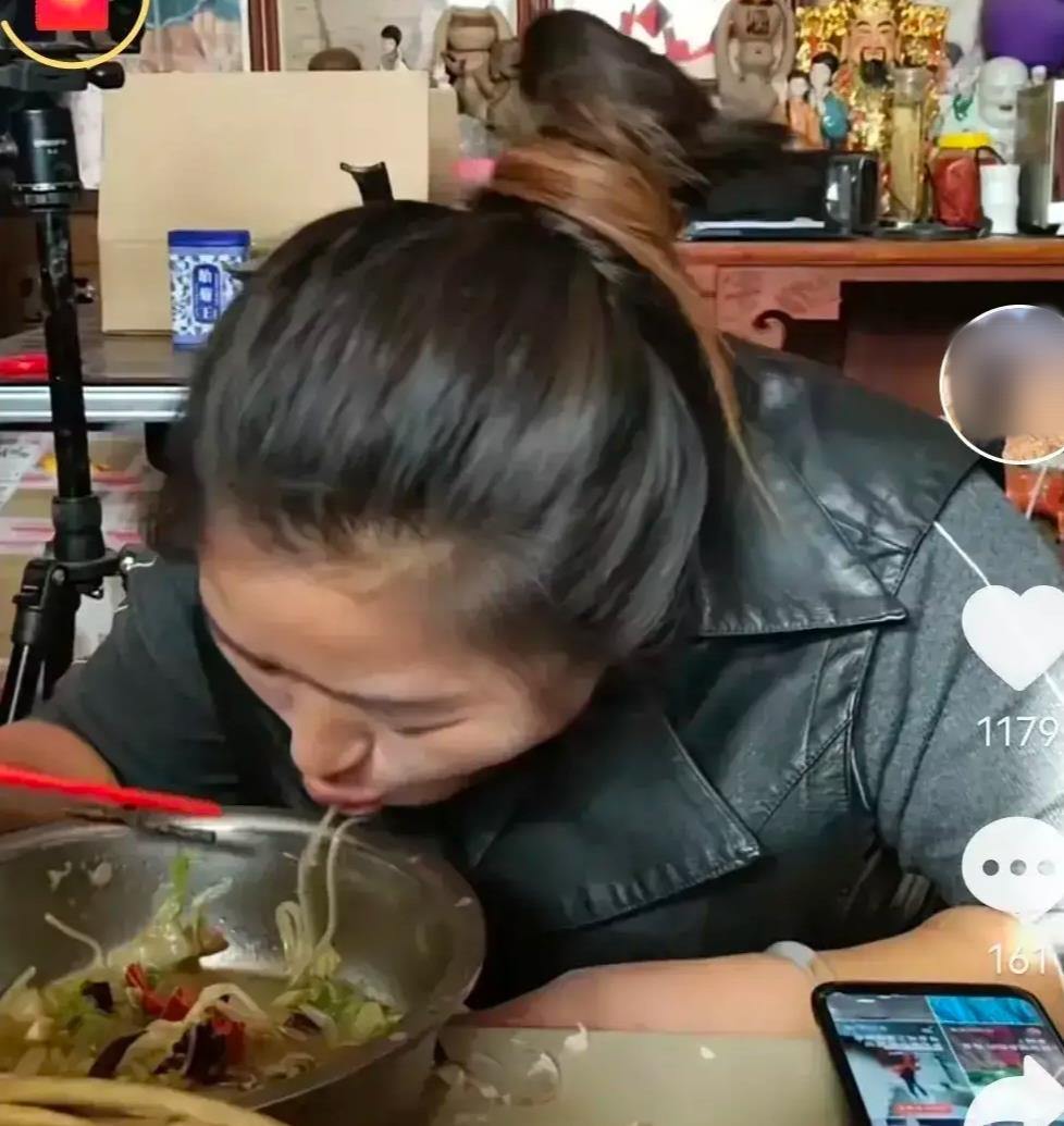 一只麦兜 大衣哥朱之文一场商演几十万，妻子依旧保持常态，蒸馒头卖玉米