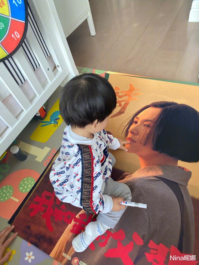 章子怡|章子怡罕晒儿子生活照，穿5千外套打扮奢侈，见妈妈海报俏皮亲吻