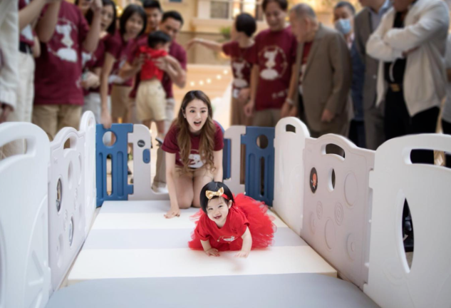 安以轩|安以轩一年到头过节 丈夫豪礼送到吐 女儿生日收价值过亿“石头”