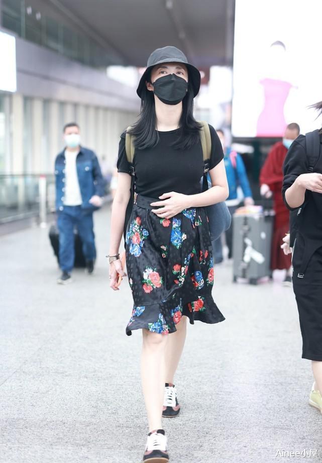 Ainee小屋|中年真该跟姚晨学穿半身裙，遮腿型不说，少女的韵味还挺明显