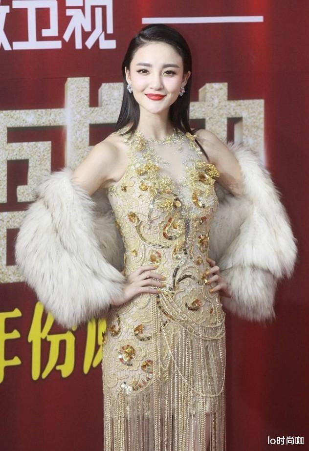 lo时尚咖|刘雨欣气质真挺好，穿无袖裙秀纤细手臂，金色链条流苏显个性