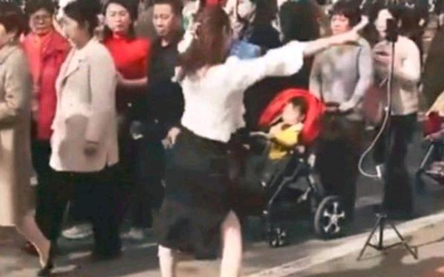 小张所见所闻 江苏一美女网红在公园当街起舞，姿势优美，游客看得津津有味