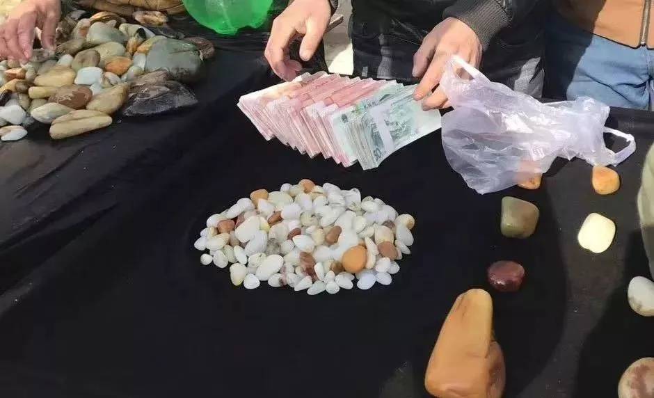 和田玉籽料|如今的和田玉市场：真皮卖不过假皮，真货卖不过假货