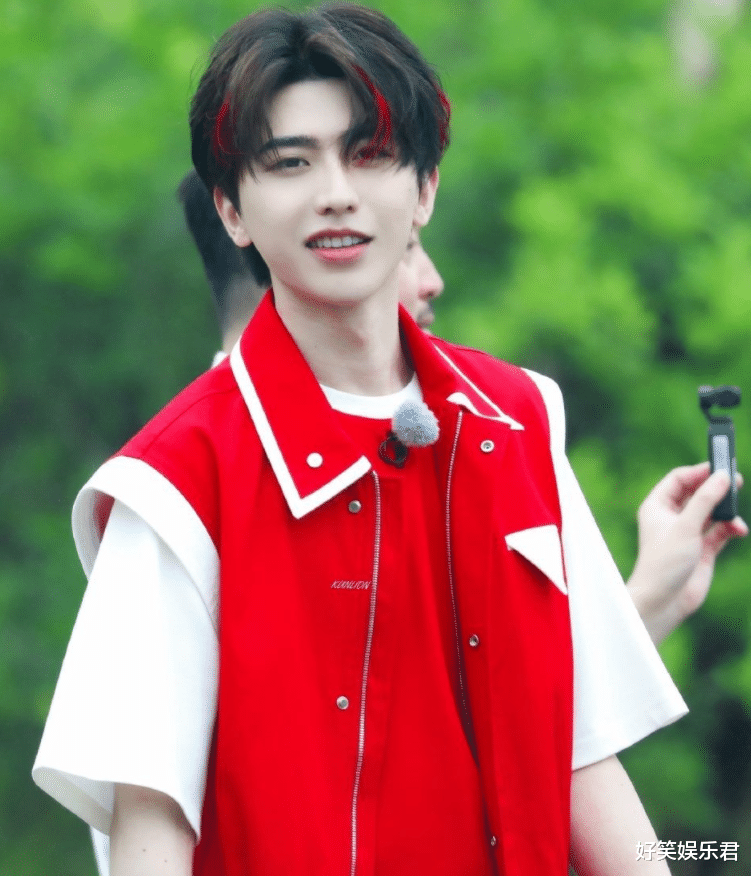 蔡徐坤|《奔跑吧9》下血本！请来四大女神同台，我却在意蔡徐坤的挑染发色