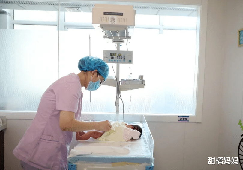 甜橘妈妈|“刘能”喜得长孙,抱着宝宝激动落泪,网友却直呼别让他先抱