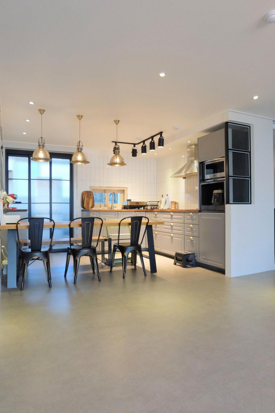 不铺大理石,也不铺木地板,还是她经济省钱,混凝土水泥浇一地!