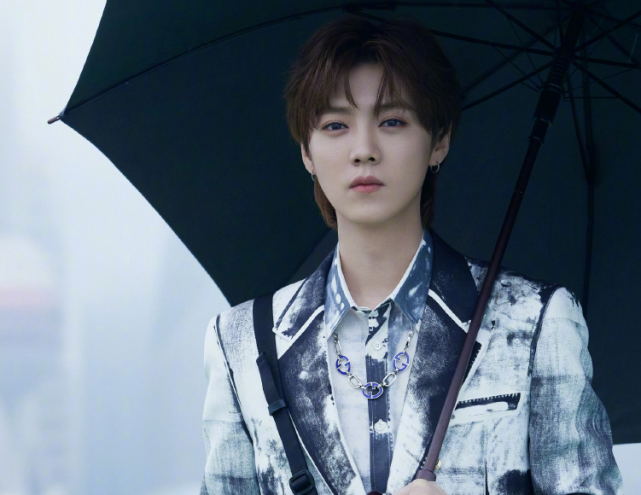 鹿晗|鹿晗生日，全网都在等关晓彤表态，快成第二对baby黄晓明了