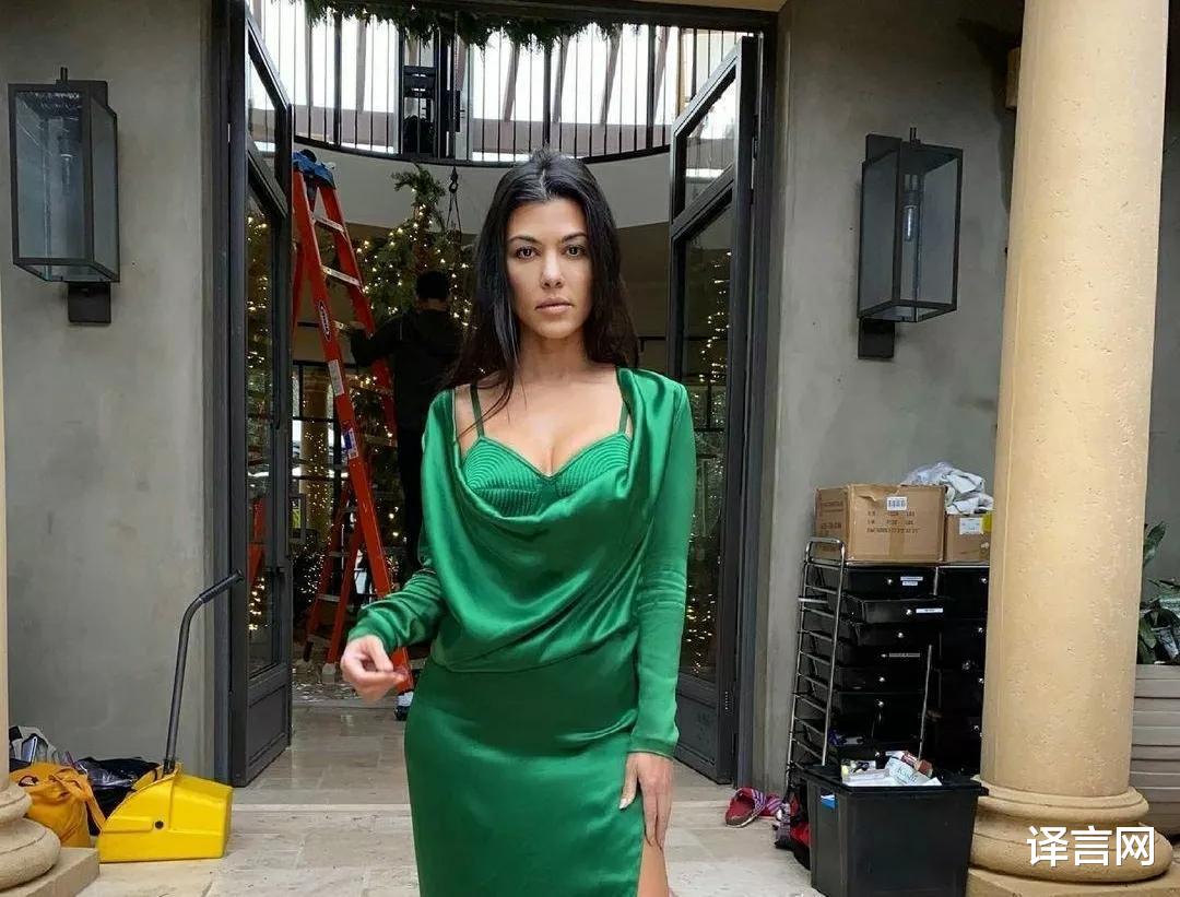 金·卡戴珊|考特尼·卡戴珊激情四射，跨坐在男友大腿上玩游戏，粉丝为之疯狂