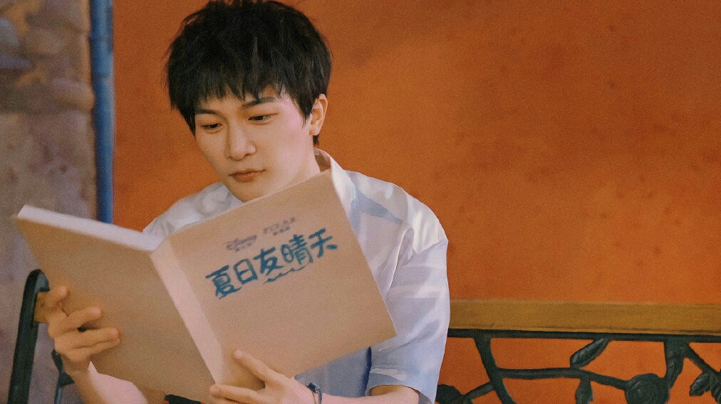 迪丽热巴|生活节奏很快，但偶尔也要走走停停，快快乐乐，听听周深的歌