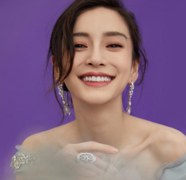 孙铱|Angelababy现身晚会现场，骨头突出让粉丝直呼多吃点