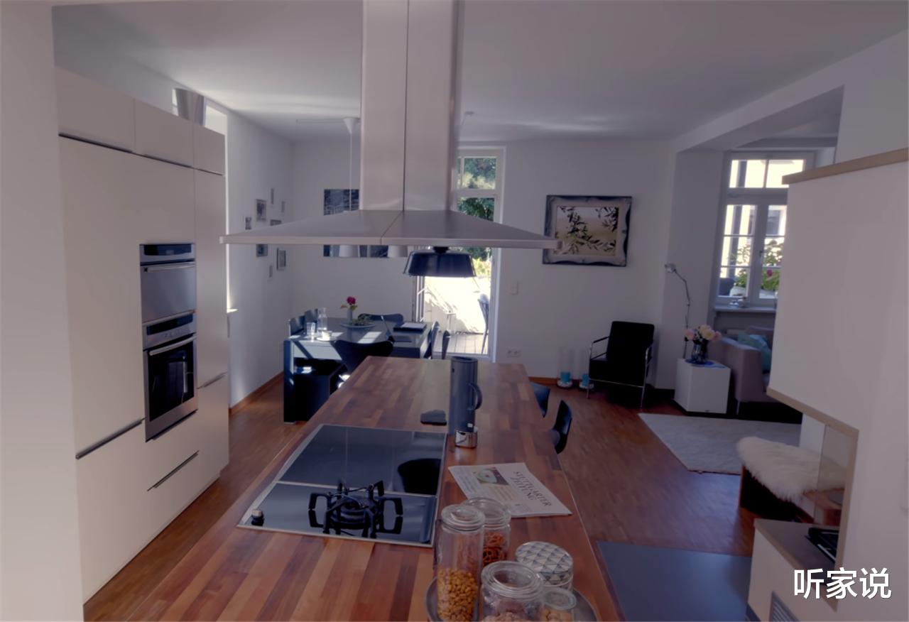 他买下废弃监狱，在150㎡原牢房中一住就是14年，网友：也是服气