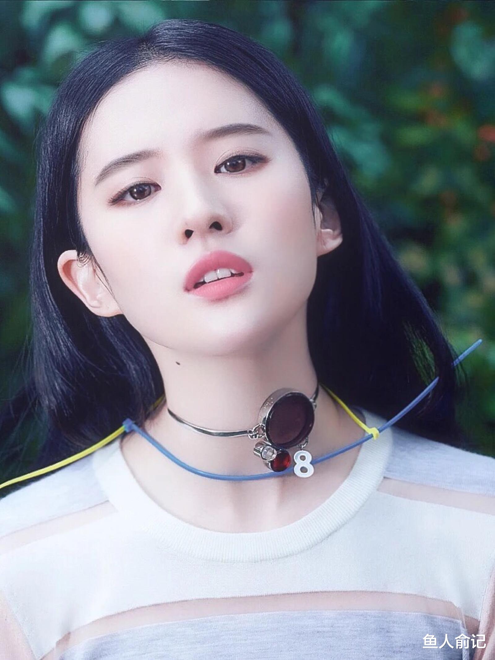 刘亦菲|刘亦菲穿紧身吊带旧照曝光，14岁的她已经是如此的精致和完美