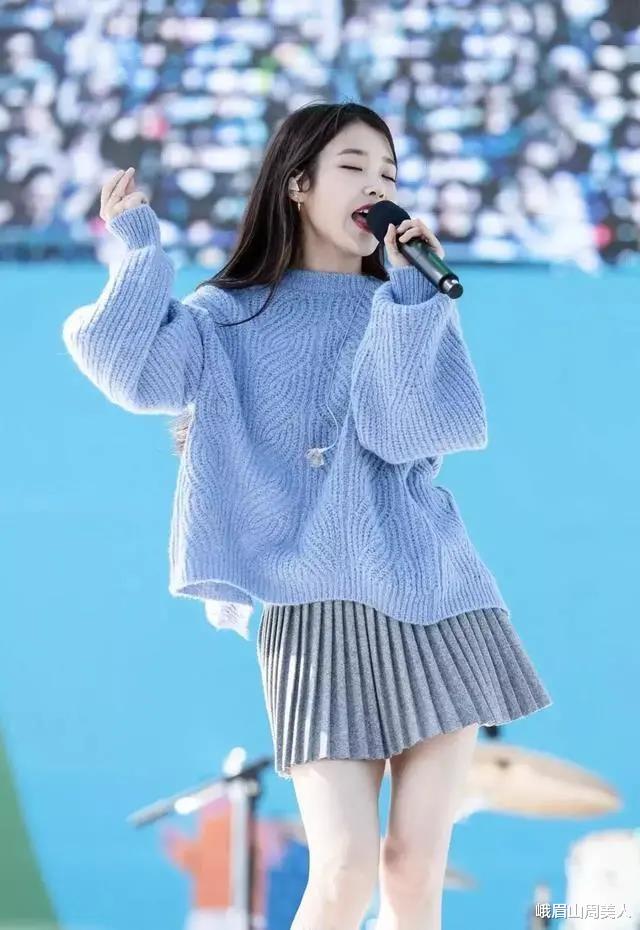 峨眉山周美人 今年秋冬“反季节”穿搭火了!毛衣+短裙时髦又显瘦,杨幂都上头