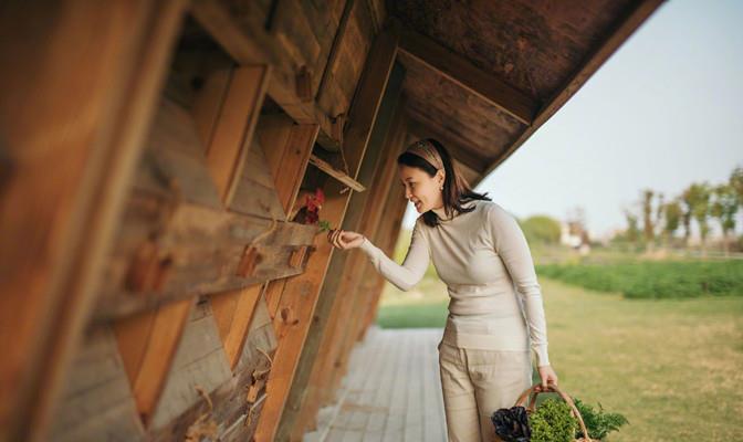方脸妹说时尚|央视主持刘芳菲打卡博物馆，穿红裙干老本行讲解，谈吐清晰气色好