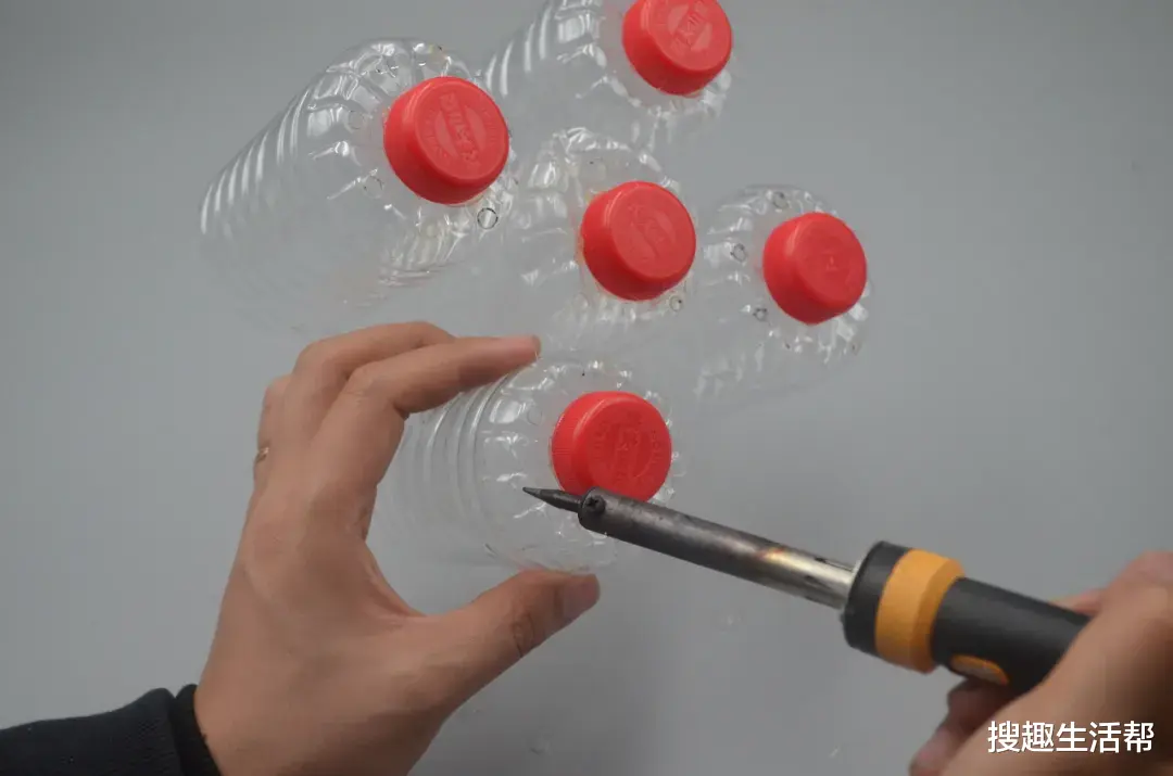 把5个塑料瓶粘贴在一起,放在厨房里太实用了,谁见了厨房都夸好