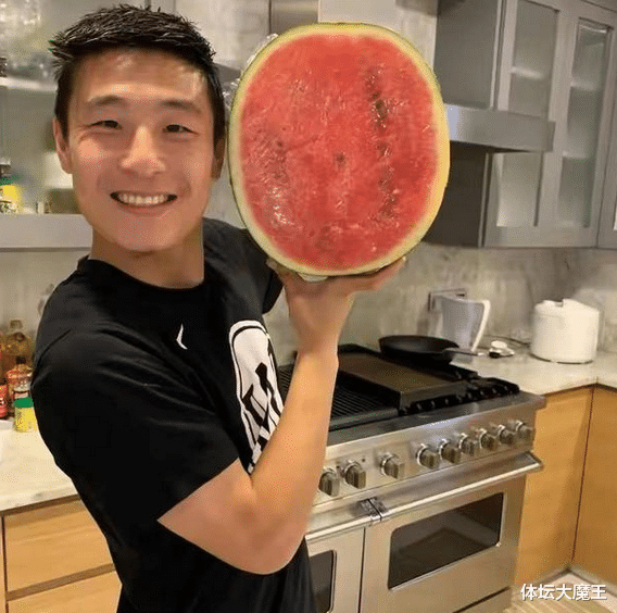 深圳男篮|武磊好事成双！搬新家+庆祝圣诞，妻子罕见出镜颜值不输一线明星