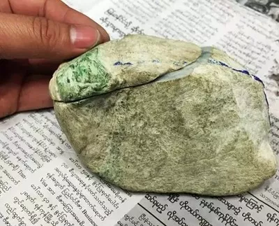 艺术品|能在翡翠原石上找到这条“蟒蛇” ，保你切开就合不拢嘴啦！