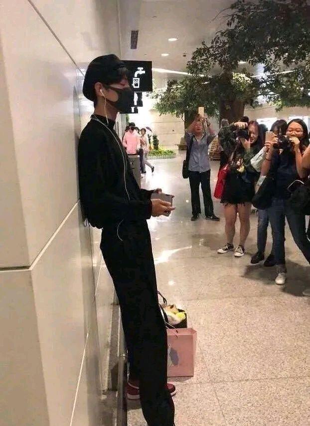 肖战|肖战，仅凭照片就令人念念不忘，风未动，云未动，是心在动！