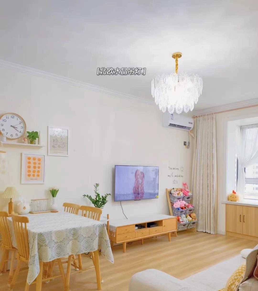 她的新家坚持“化繁为简”，全屋干净整齐且舒适