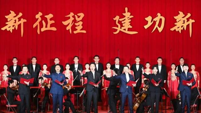 段奕宏|刘德华段奕宏上新闻联播！帅气得令人挪不开眼，张韶涵红裙站c位