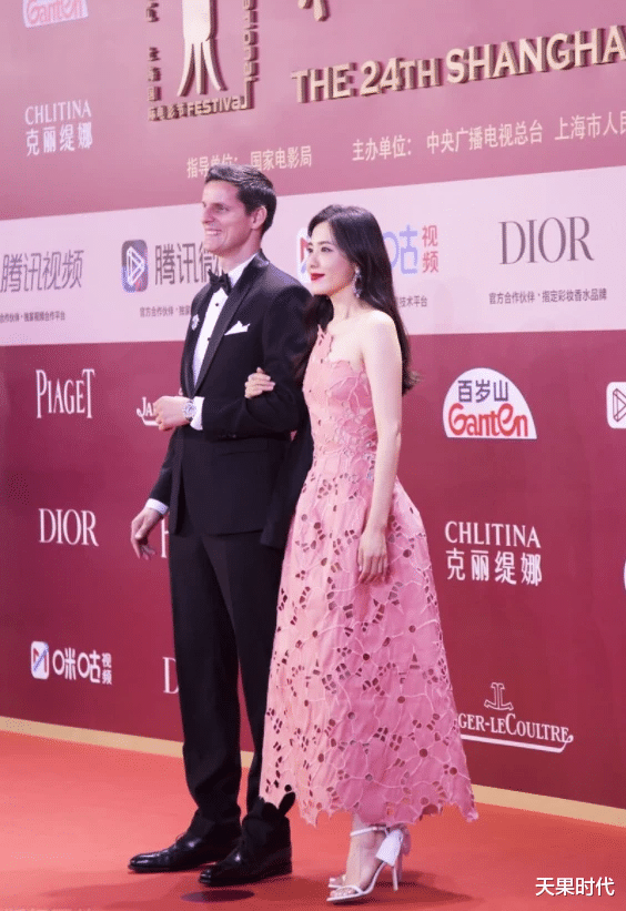 天果时代 曾黎这腰真羡慕不来,一袭粉色镂空礼服华丽大气,气质高级优雅