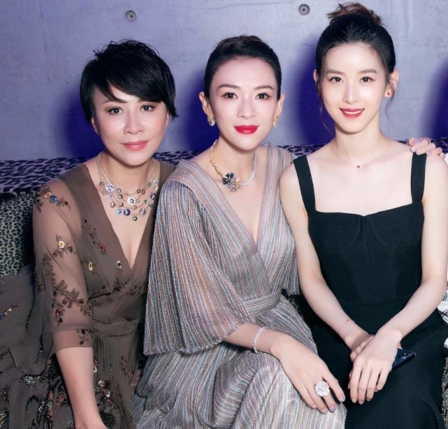 时尚风行派 刘强东真会养妻！章泽天穿黑白装依旧美成焦点，甜美笑容美过巅峰