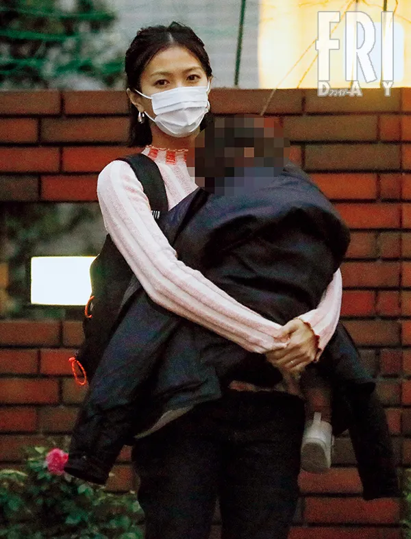 求婚|日本“国宝级神颜”英年早婚，与大1岁长腿姐姐一吻定情：全世界我最喜欢你