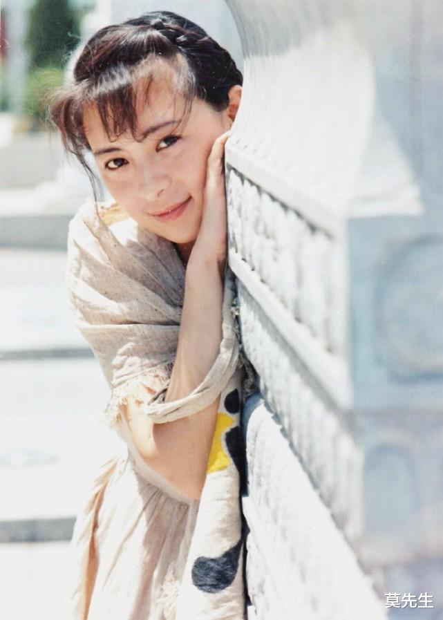 郁可唯|《你好李焕英》破23亿，刘佳演活贾玲母亲，60岁依旧是个美人