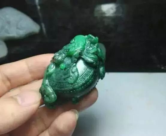 翡翠|翡翠癣多就是废材？丢掉？千万别丢！看玉雕师化腐朽为神奇