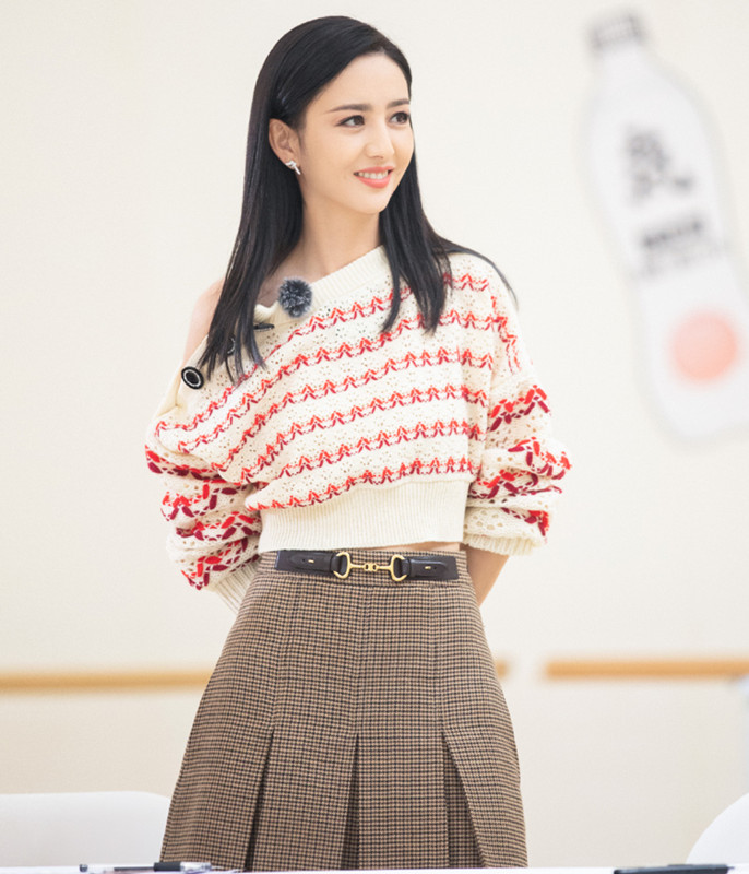 猫姐穿搭经 佟丽娅“剪短头发”反而更年轻，女团风打扮跳舞，让我认了10分钟