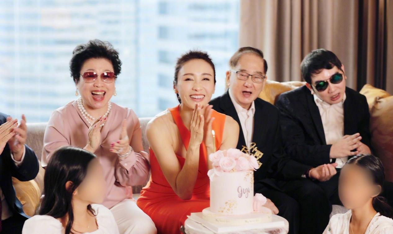 方脸妹说时尚 黎姿为女儿庆生真细腻！穿香风外套配长靴，提灯笼折信纸母爱溢出