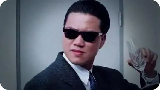 李兰迪|64岁万梓良不甘被埋没？直播官宣当导演拍电影，穿着更显“浮夸”