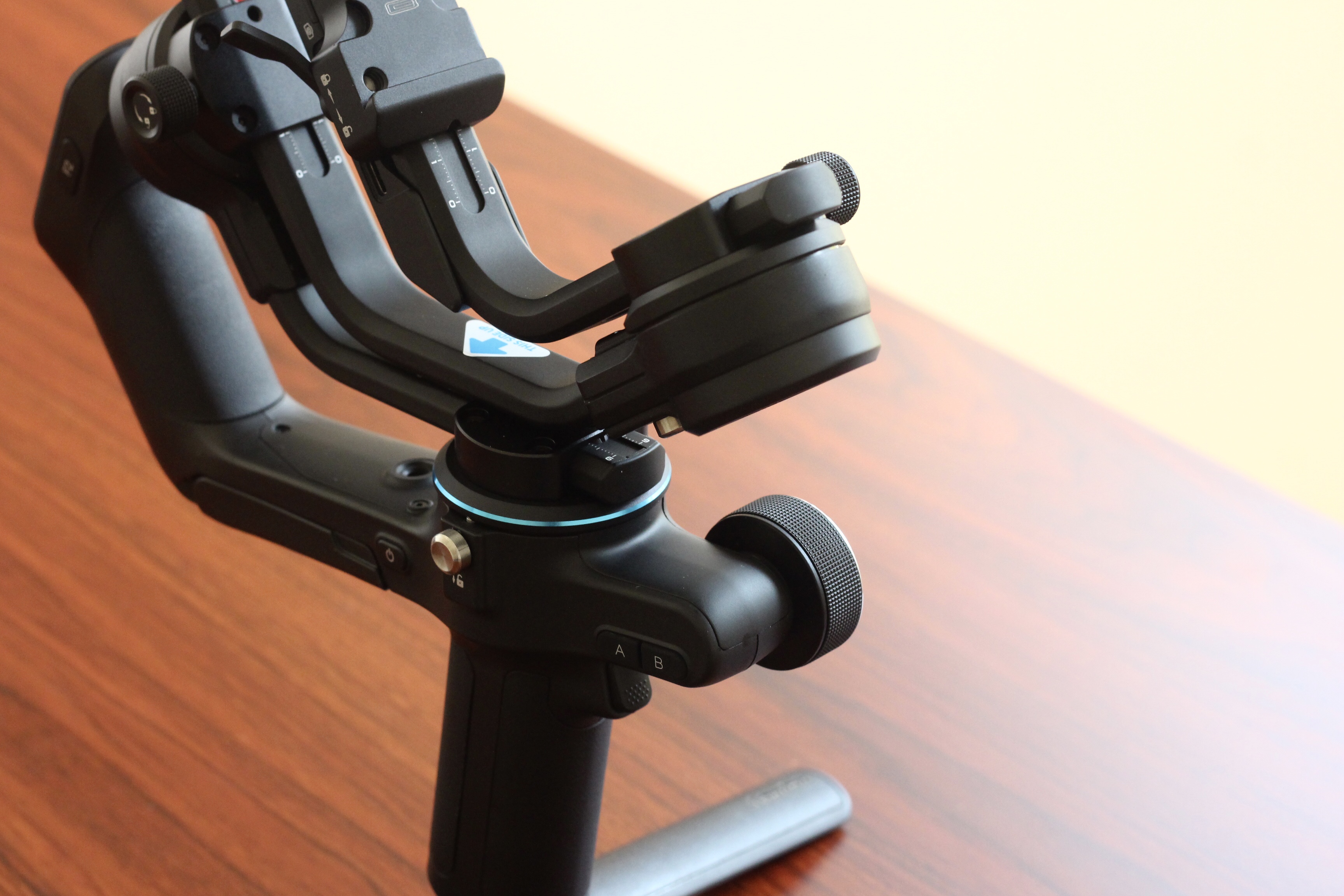  飞宇蝎子三轴相机手持稳定器体验：这是一款身怀绝技的稳定器