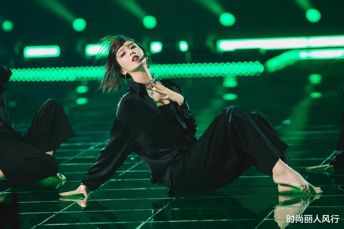 佟丽娅|佟丽娅什么造型都敢穿!穿女团风越来越顺眼,大胆露内衣超性感