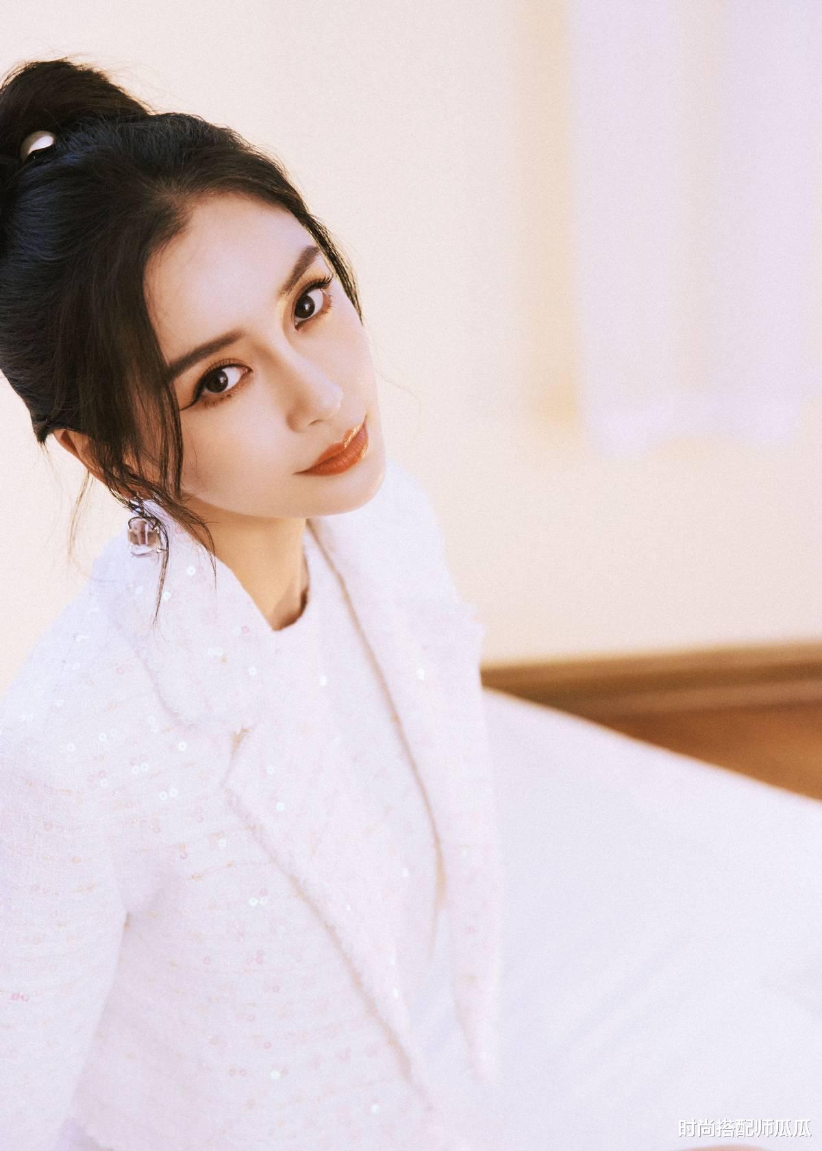 穿衣搭配 Baby穿红色心型纱裙上演“后背杀”，前面甜美后面性感，太会玩了