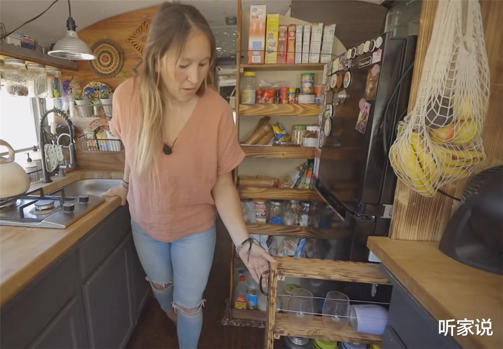 单亲妈妈买下2004年旧校车，带4个孩子在27㎡车内住1年，也是服了