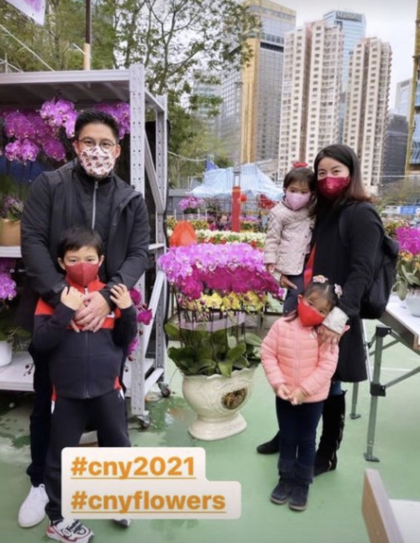 霍启刚|霍启刚携妻吃路边摊接地气,郭晶晶穿小香风出镜,戴耳环造型精致