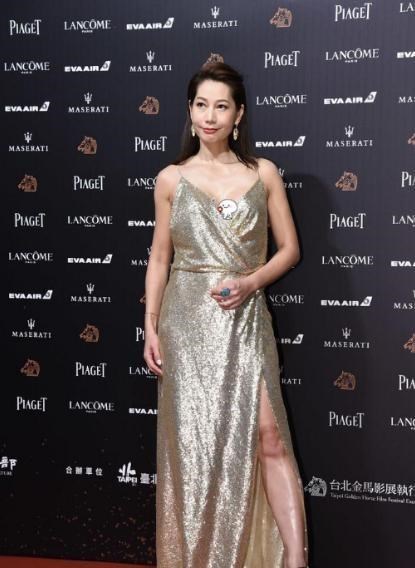 徐晓峰|丁宁人到中年依然不服老,穿亮片裙不仅要高开叉,后背也要露出来