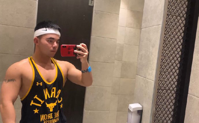 健身圈一哥 手臂健壮大粗腿,健身旅行喜爱各地美食,这种肌肉小叔你打几分?