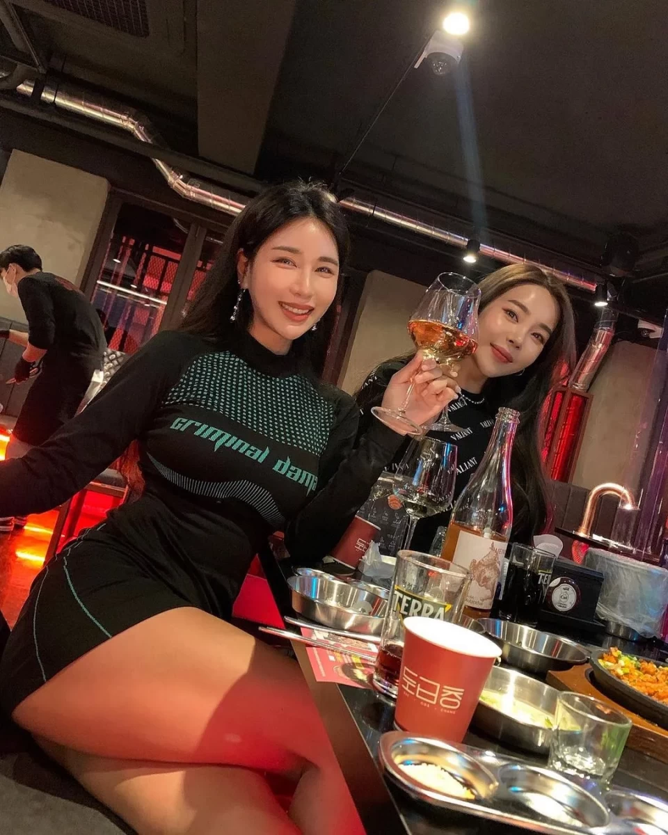 dj|她37岁踏进“夜店”成为最火女DJ，网友都在馋她的身子！