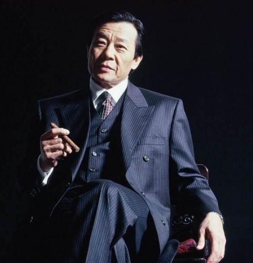 |他是著名老戏骨，有两个老婆漂亮但是却很累，儿子被称最帅星二代