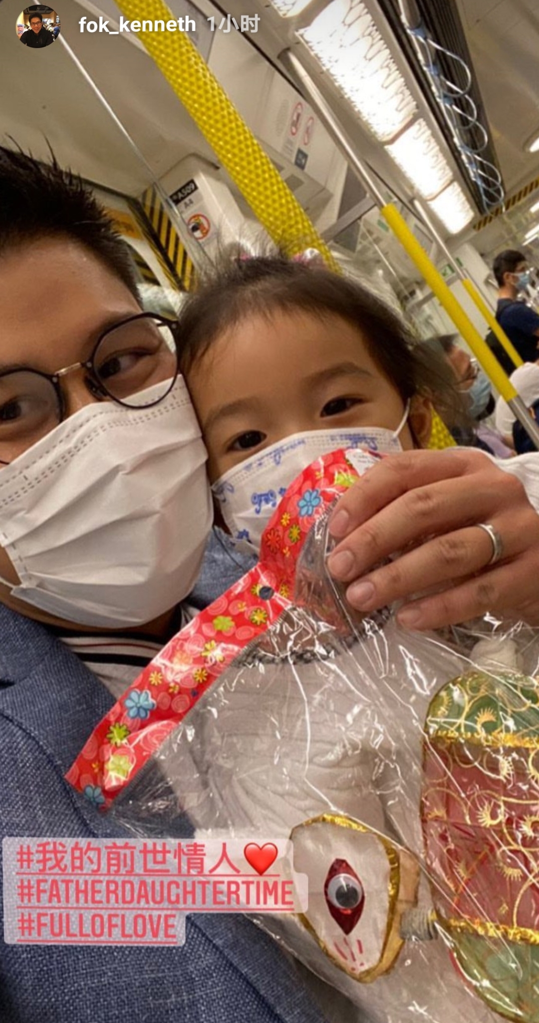 霍启刚|霍启刚携妻吃路边摊接地气,郭晶晶穿小香风出镜,戴耳环造型精致