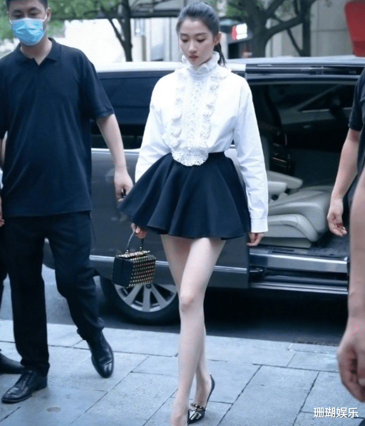 明星素颜|关晓彤亮相品牌活动，白衬衫短裙显腿长，九头身美女就是说她吧